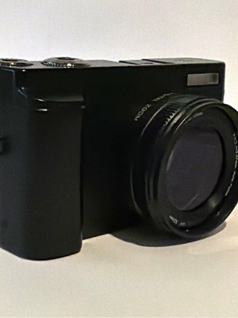 Black Compact Retro Digital Camera - Sleek Black Design